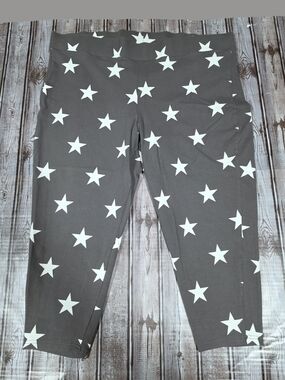 Torrid Grey Capri Leggings with White Star Print Size 4